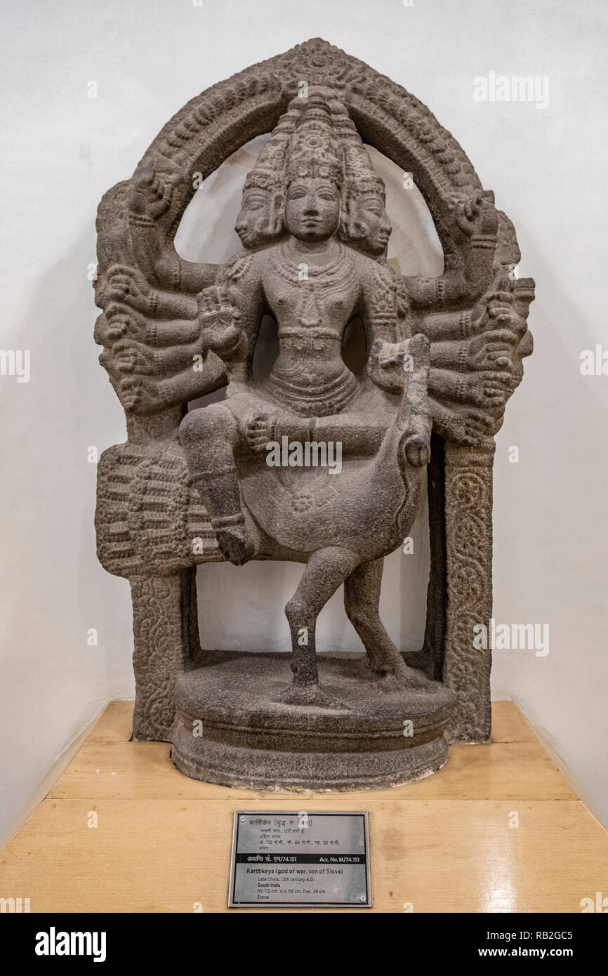 Kartikeya (karttikeya), Gott des Krieges, der Sohn von Shiva. Spät Chola aus dem 12. Jahrhundert. Südindien. 112 x 66 x 26 cm. Stockfoto
