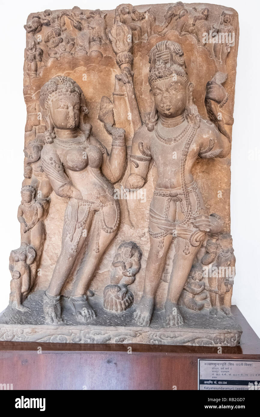 Kalyansundarmurti. Die Hochzeit von Shiva und Parvati. Pratihara, 9. Jahrhundert. Bharatpur, Rajasthan. 98,5 x 68,5 x 23,5 cm. Stockfoto