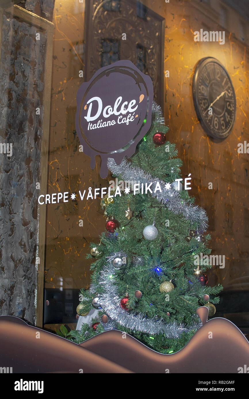 STOCKHOLM, Schweden, 29. Dezember 2018: Dolce Italiano Cafe Außenfenster und Weihnachtsbaum am 29. Dezember 2019 in Stockholm, Schweden Stockfoto
