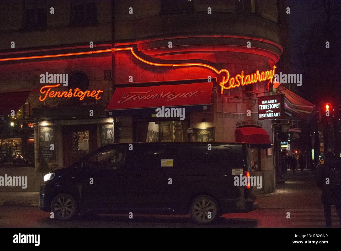 STOCKHOLM, Schweden, 29. Dezember 2018: Tennstopet Restaurant Eingang vorne außen Leuchtreklame bei Nacht am 29. Dezember 2019 in Stockholm, Schweden Stockfoto