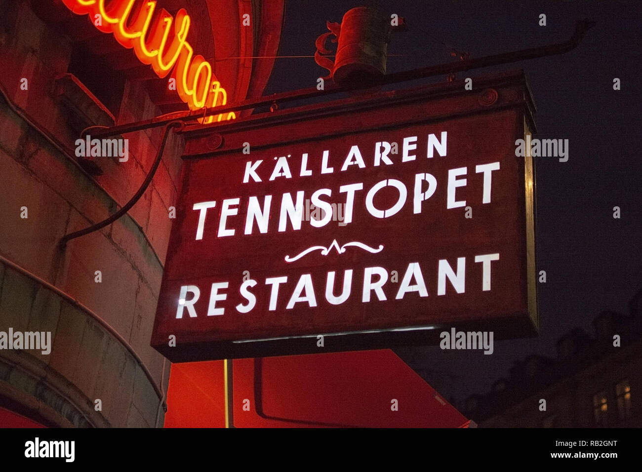 STOCKHOLM, Schweden, 29. Dezember 2018: Tennstopet Restaurant Eingang vorne außen Leuchtreklame bei Nacht am 29. Dezember 2019 in Stockholm, Schweden Stockfoto