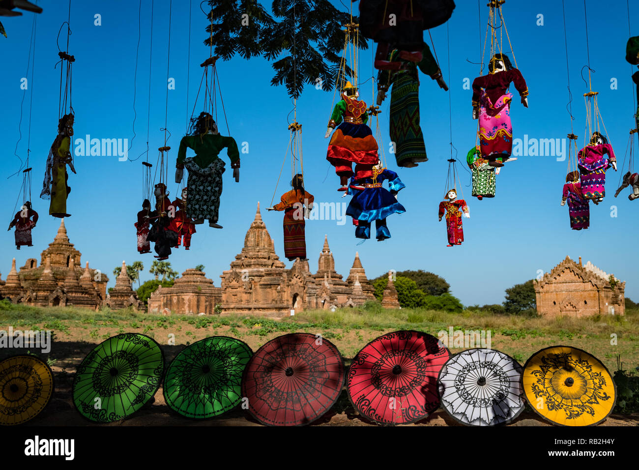 Traditionelle Burmesische Marionetten und Sonnenschirmen auf Verkauf in Bagan, Myanmar Stockfoto