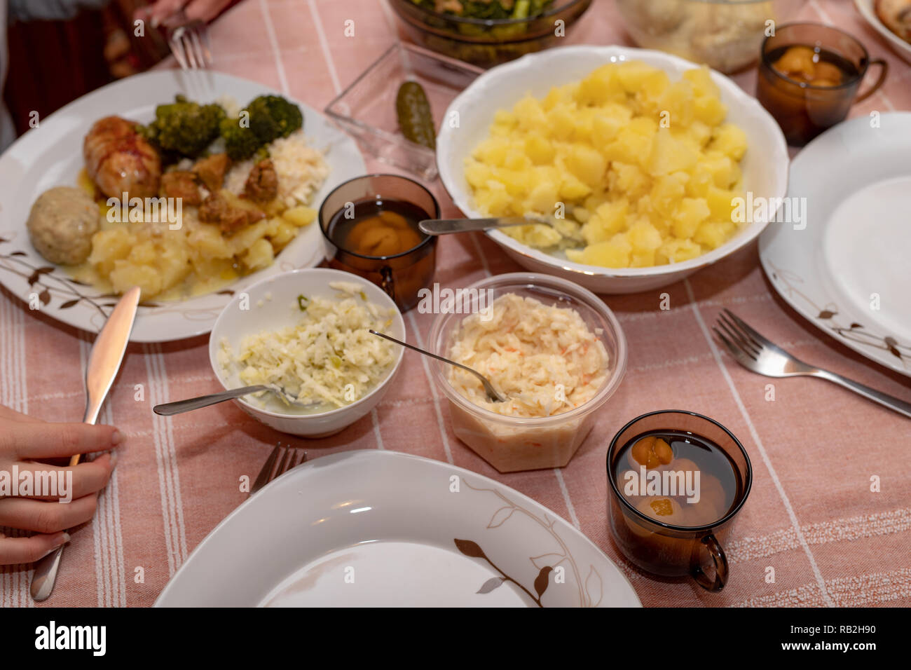 Gerichte für ein hausgemachtes Abendessen zubereitet. Familie Sitzung am Küchentisch. Hellen Hintergrund. Stockfoto