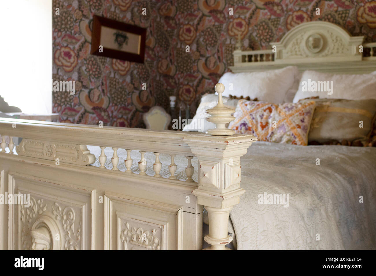 Künstlerische Schlafzimmer in 1900. Harpsden, Oxfordshire, Großbritannien Stockfoto