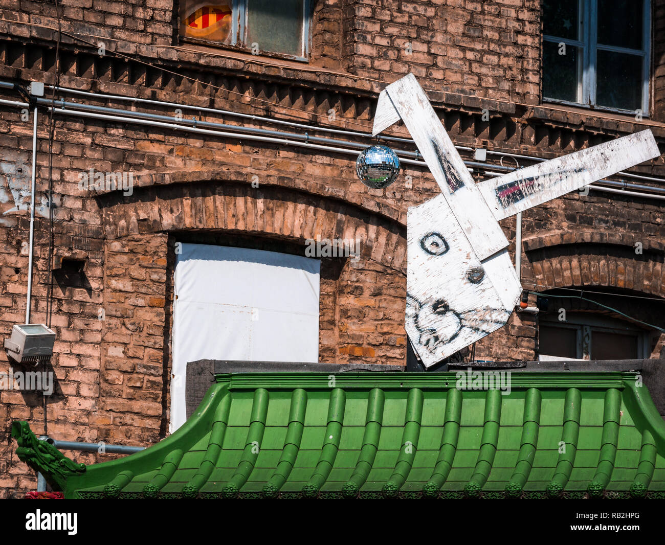 Berlin, Deutschland - 21. Mai 2018: die alten Industriebauten mit street Kunst dekoriert, grüne Dach und Funny Bunny Stockfoto