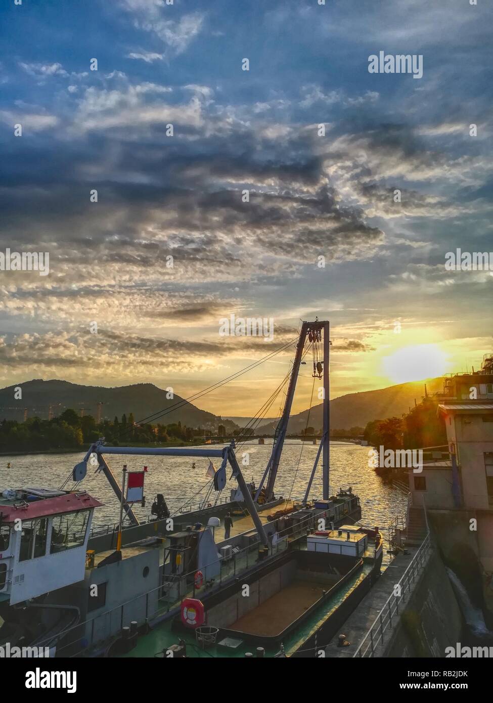 Kran Boot auf dem Fluss mit Sunrise und bewölkter Himmel scape Stockfoto