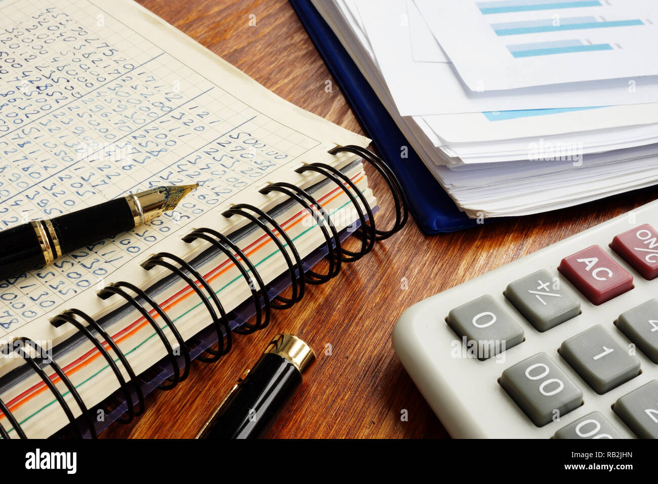 Small Business Accounting. Finanzielle Dokumente und Stift auf einem Büro Schreibtisch. Stockfoto