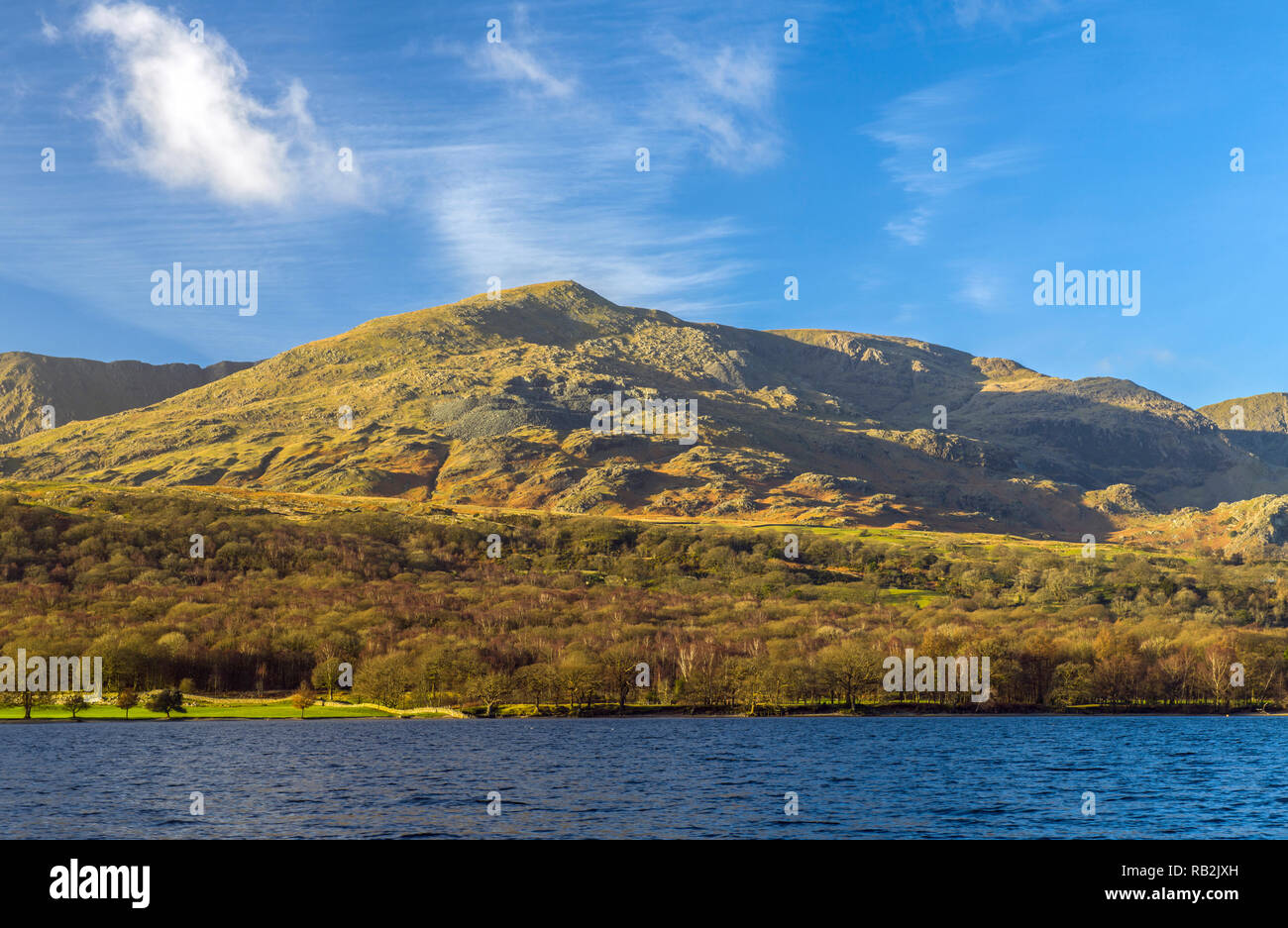 Coniston Old Man in Coniston Water an einem sonnigen Winter Januar Tag im Lake District National Park Stockfoto