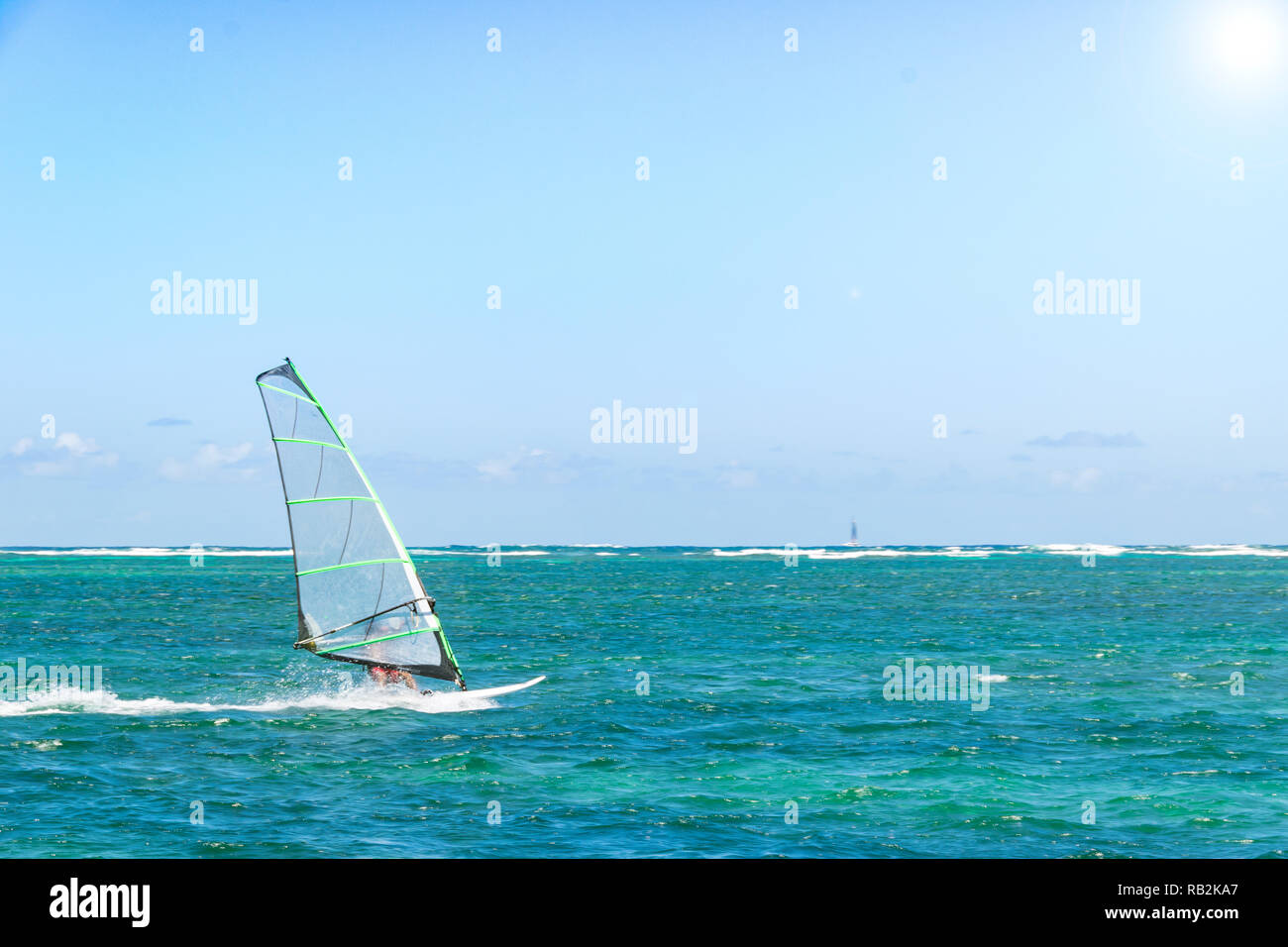 Windsurfen. Windsurfer den Wind Surfen auf den Wellen im Meer, auf das Meer. Extreme Sport Aktion. Freizeit sportliche Aktivität. Gesunden, aktiven Lebensstil Stockfoto