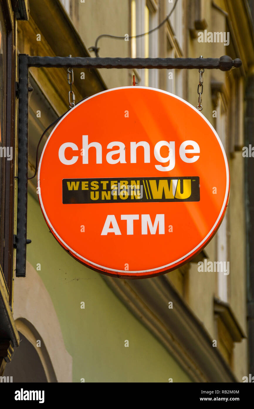 Prag, tschechische Republik - Juli 2018: Schild vor dem Eingang einer Bureau de Change Shop im Stadtzentrum Prags. Das Schild hat eine Western Union Logo. Stockfoto