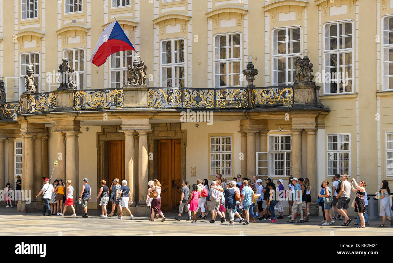 Prag, tschechische Republik - Juli 2018: die Partei der Touristen nach einem Führer auf eine Tour durch die Prager Burg. Stockfoto