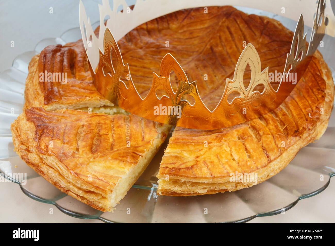 Französische König Kuchen mit Krone auf einem Teller Stockfoto