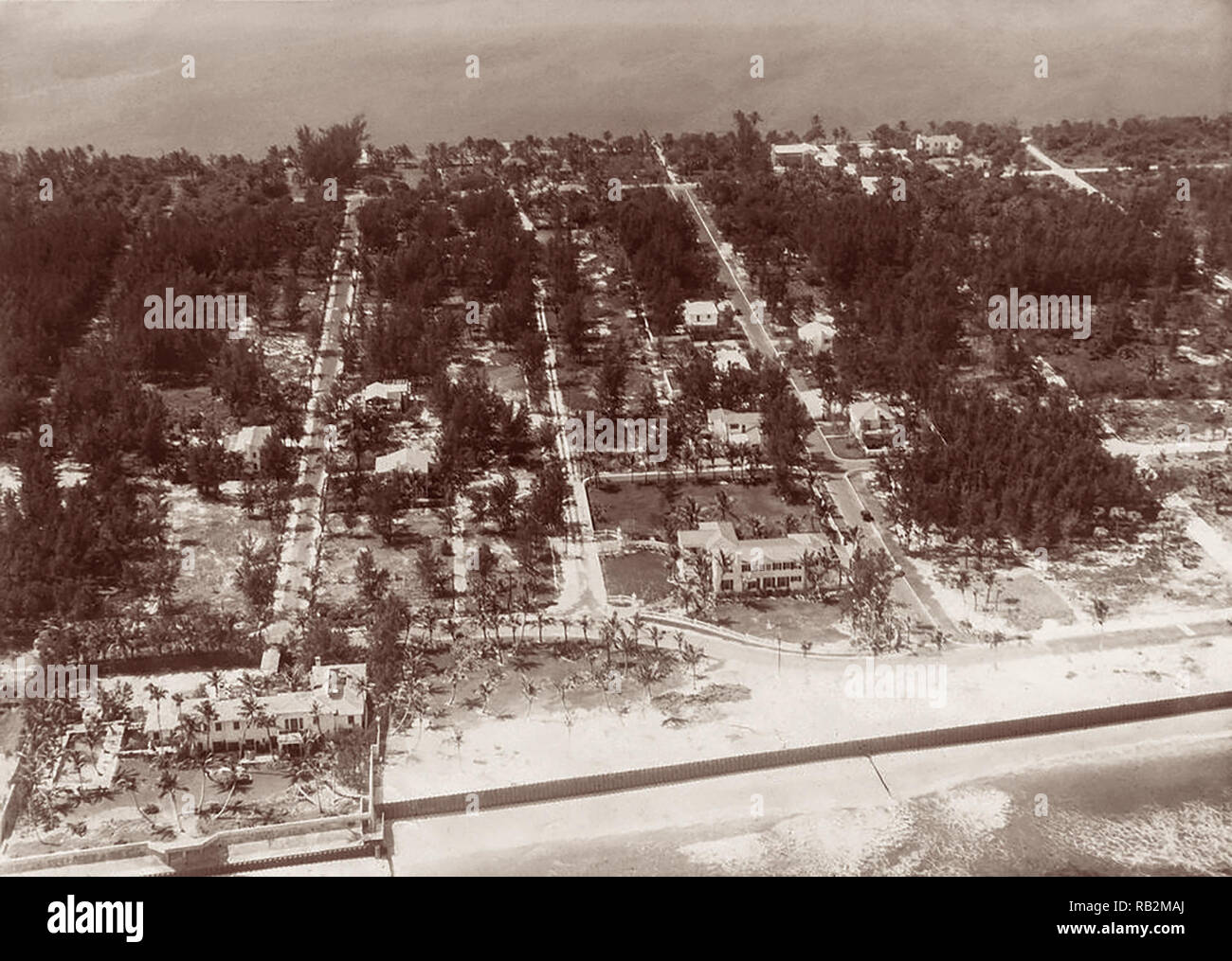 Luftaufnahme des Kennedy Immobilien und die umliegenden Eigenschaften in Palm Beach, Florida, c 1925. Joseph Kennedy kaufte das Palm Beach home, 1923, entworfen vom Architekten Addison Mizner, für $ 120.000 während der Großen Depression. Während der Präsidentschaft John F. Kennedy, der Substanz, die als der 'Winter weiße Haus bekannt." Stockfoto