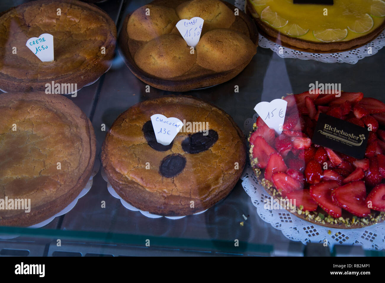 Wüsten in ein Schaufenster in St. Jean-de-Luz, Frankreich. Stockfoto