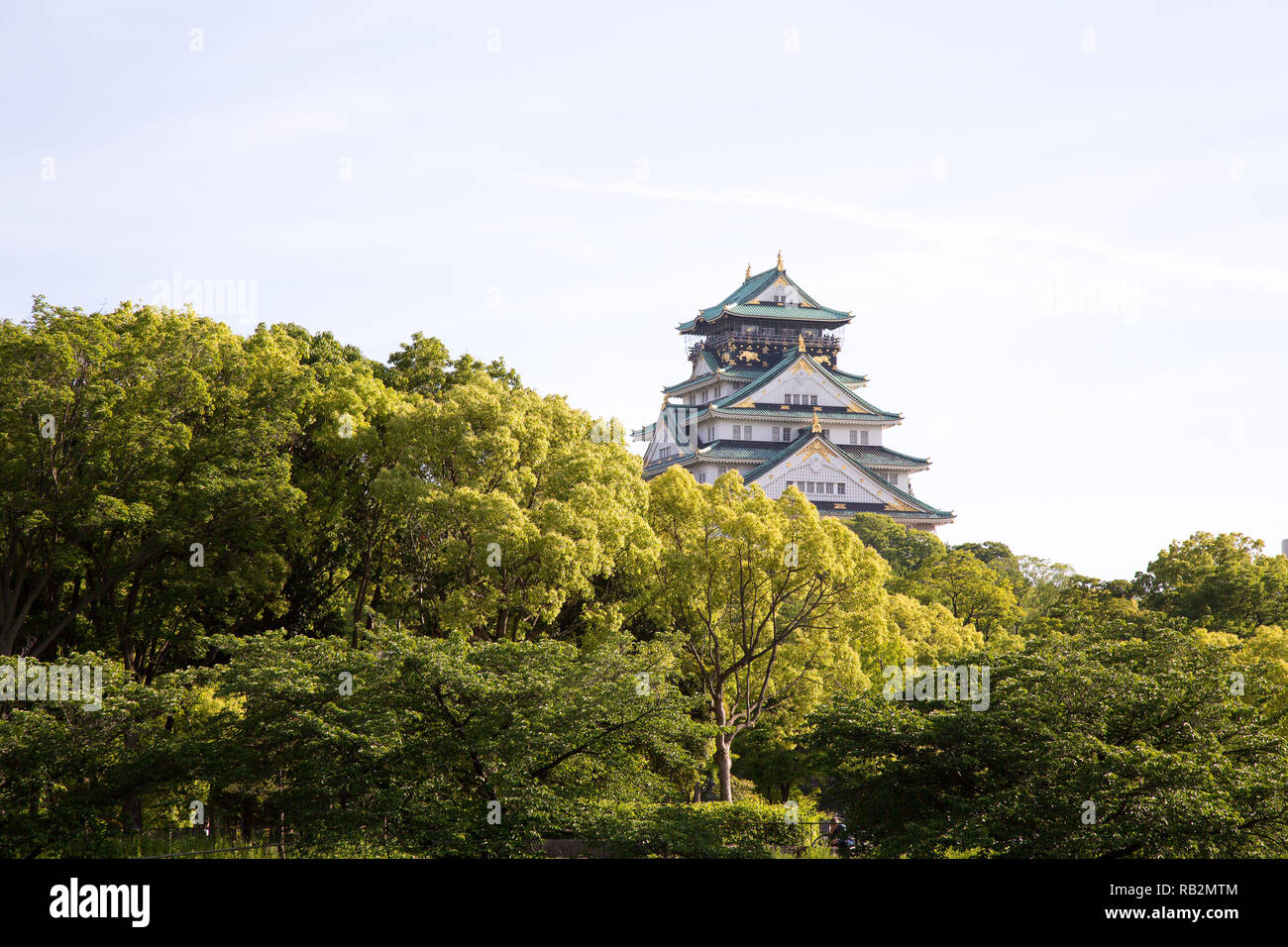 Die oberen Etagen der Burg von Osaka, Japan. Stockfoto
