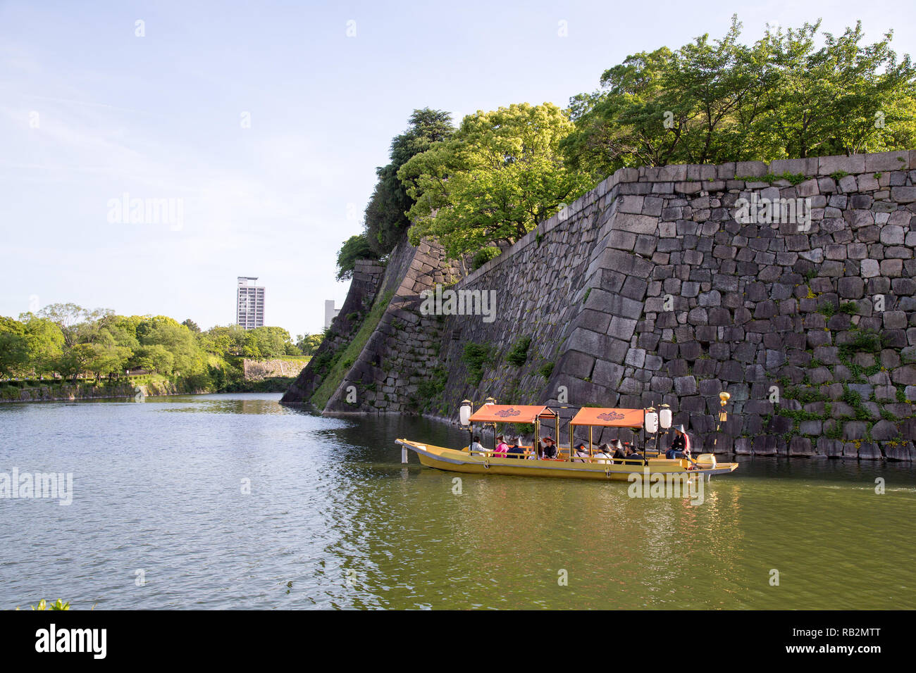 Eine Bootstour in den Graben umgebende Burg von Osaka, Japan. Stockfoto
