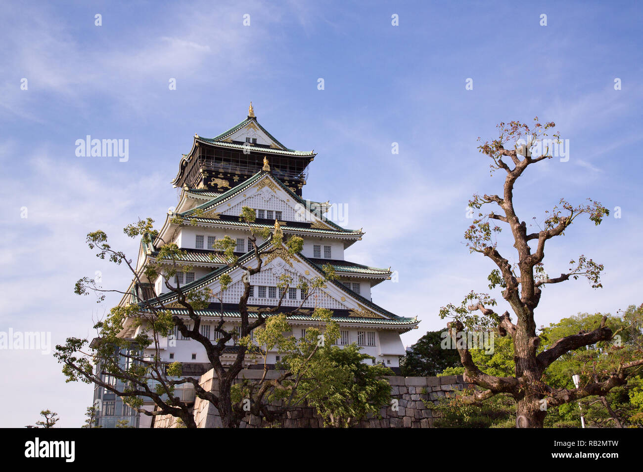 Die oberen Etagen der Burg von Osaka, Japan. Stockfoto