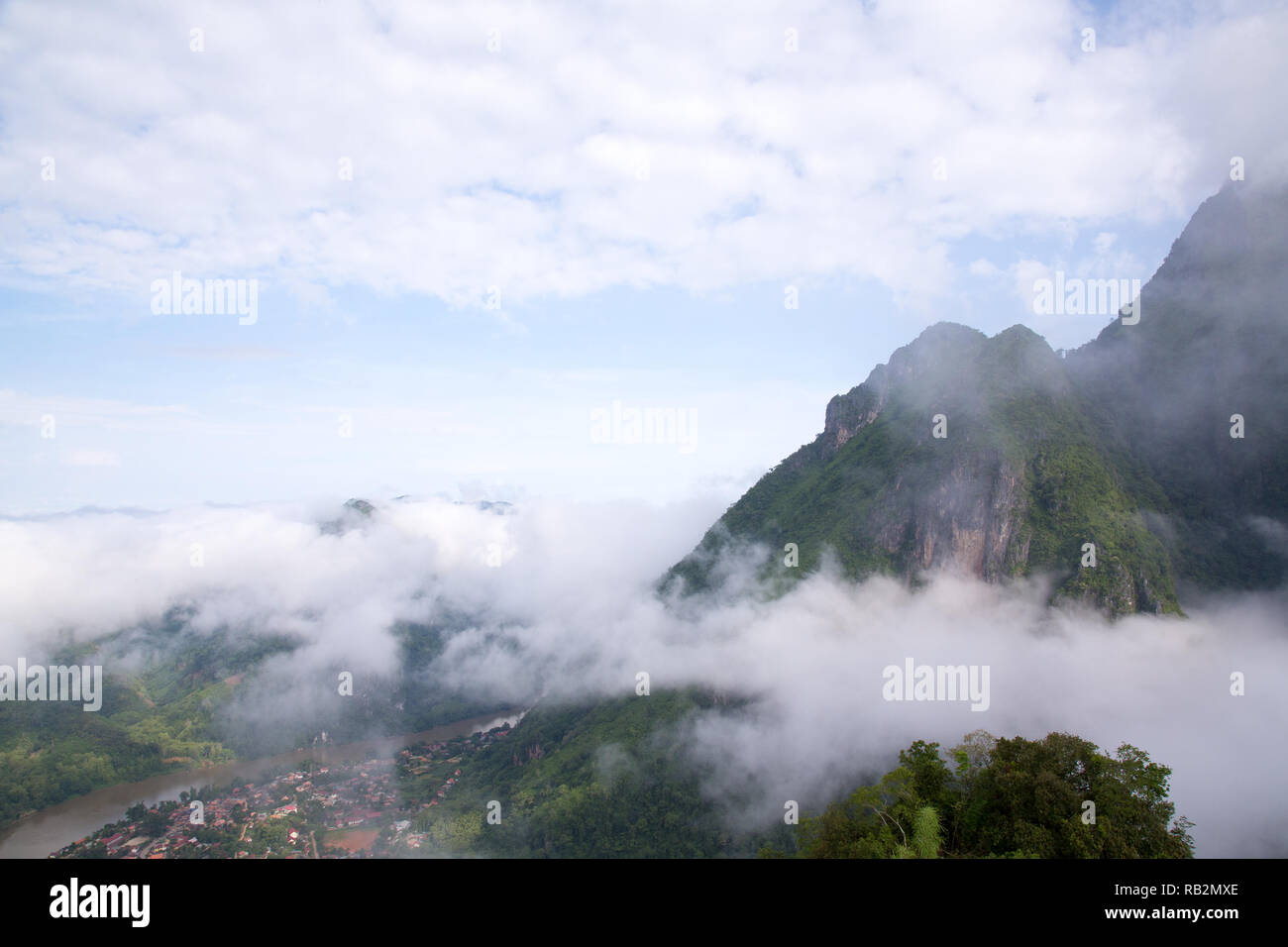 Der Blick vom Aussichtspunkt mit Blick auf die Berge in Hongkong Khiaw, Laos. Stockfoto