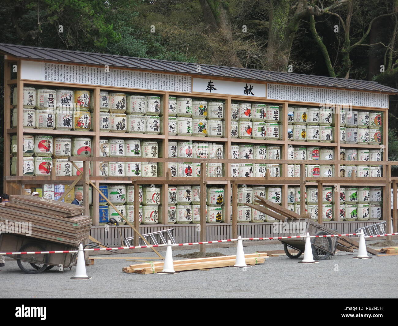 Foto der Hoch dekorierte sake Fässer, auf Anzeige an Tsurugaoka Hachimangu Shinto Schrein, Kamakura, Japan Stockfoto