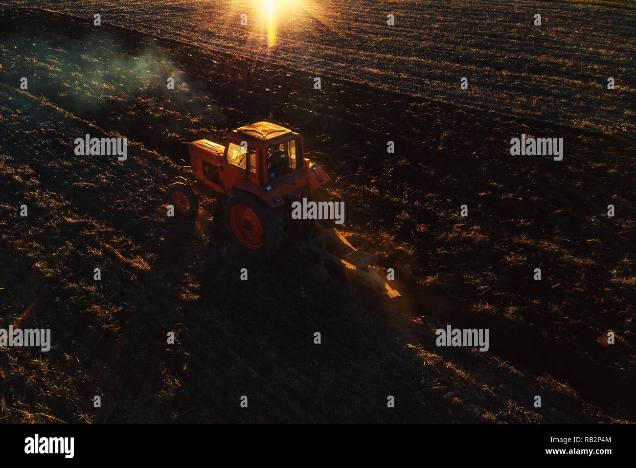 Traktor Anbau Feld im Frühjahr. Stockfoto