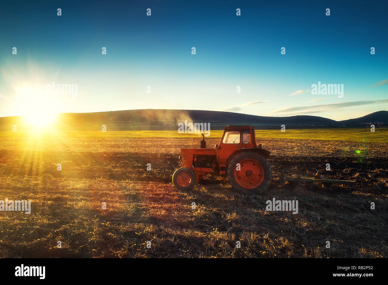 Traktor Anbau Feld im Frühjahr. Stockfoto