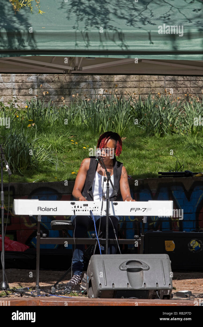 Singer/songwriter Bashema führt in einem Open-Air-Konzert im Bearpit in Bristol, UK am 8. April 2017. Stockfoto