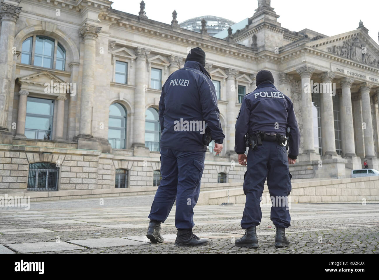 Berlin, Deutschland. 06 Jan, 2019. Polizisten bewachen den Reichstag. Die Gewerkschaft der Polizei (GdP) fordert mehr Geld für den Winter Jacken. Quelle: Jörg Carstensen/dpa/Alamy leben Nachrichten Stockfoto