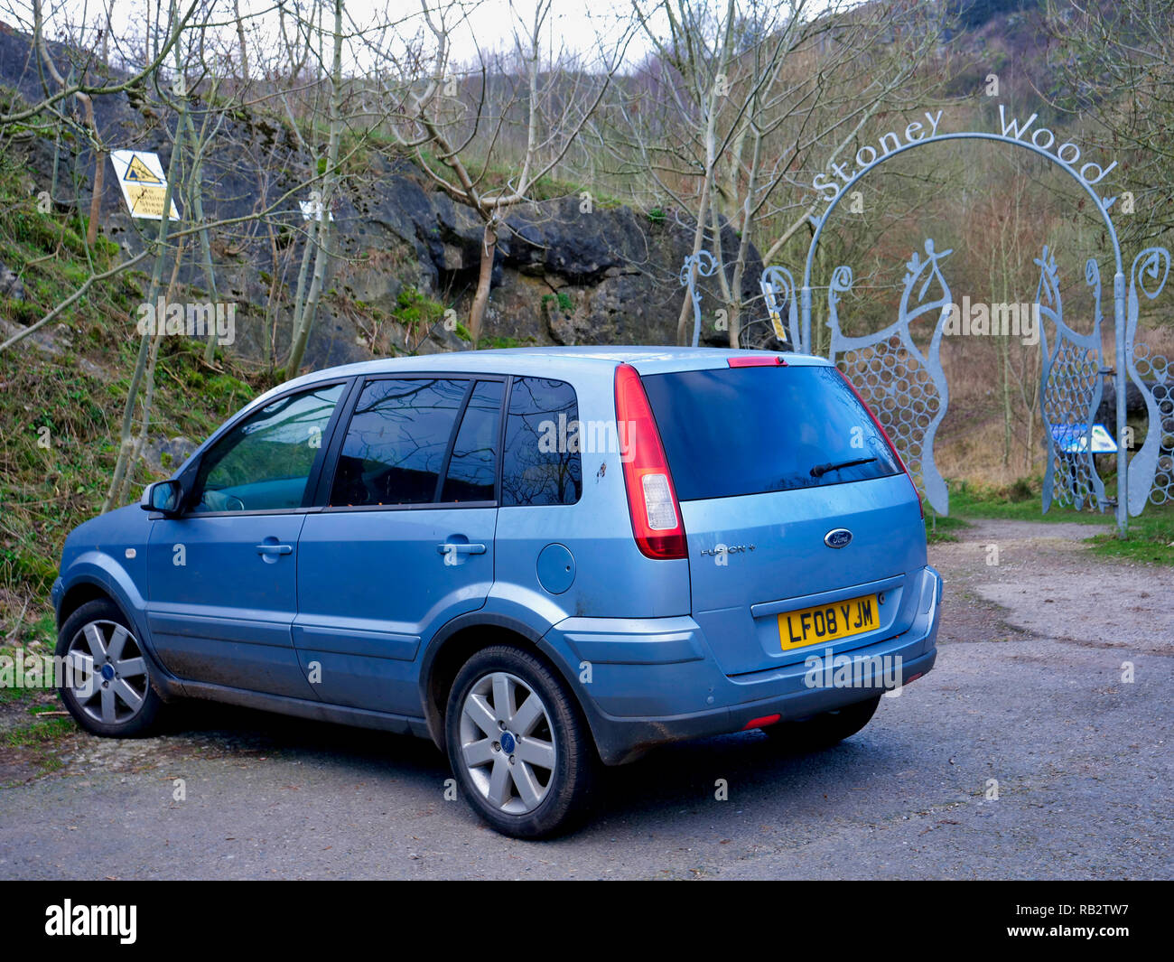 Derbyshire, Großbritannien. 06 Jan, 2019. Eine verlassene Hellblau Ford Fusion + Auto an Stoney Holz Eingang, Wirksworth, Derbyshire geparkt, da das neue Jahr bei der Polizei als mögliche fehlende Personen oder verlassene Fahrzeug gemeldet wurde, ist es in der Nähe der möglicherweise gefährlichen alten Asphalt Mitte Peak Steinbruch Funktionsweise Credit: Doug Blane/Alamy leben Nachrichten Stockfoto