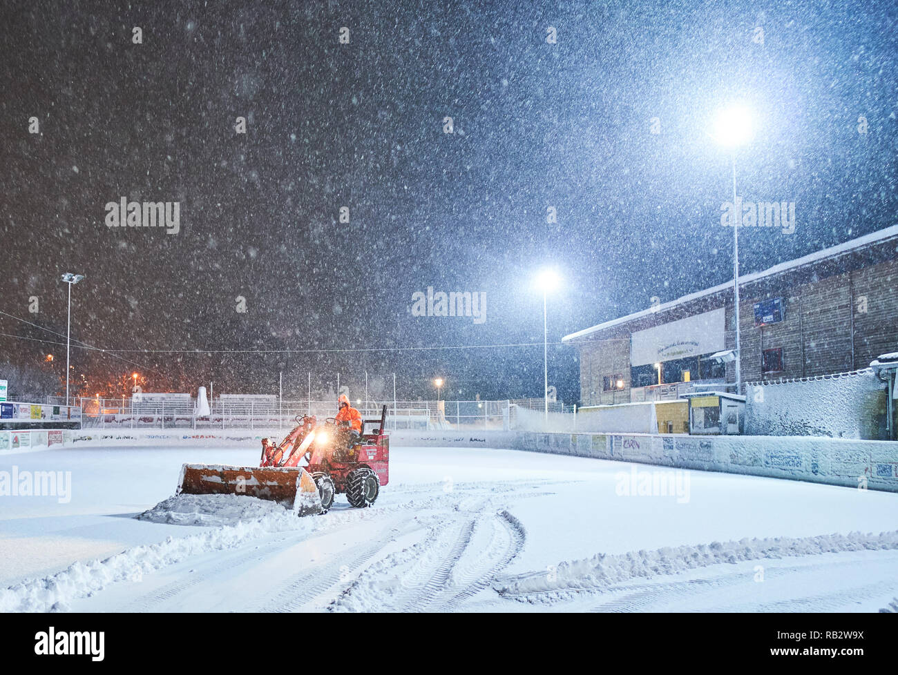 Allgäu, Deutschland. 5. Jan 2019. Ein schneepflüge versuchen, den schweren Wintereinbruch und Schnee am Morgen in der Eissporthalle in Marktoberdorf, Bayern, Allgäu, Deutschland, 06 Januar, 2019 bekämpfen. © Peter Schatz/Alamy leben Nachrichten Stockfoto