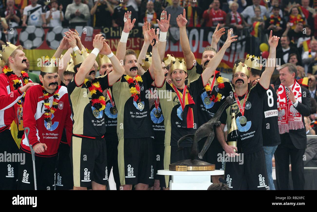 Firo Handball, 20 Wm, WM 04.02.2007 Nationalmannschaft, Finale, GER - POL, Deutschland - Polen 29:24 Deutschland ist Weltmeister Jubel der deutschen Mannschaft mit aufgeklebtem Bart, Schnurrbart, und Papier Kronen auf dem Kopf, bevor die WM-Trophäe Copyright firo sportphoto: Pfefferackerstr. 2 a 45894 Gelsenkirchen www.firosportphoto.de Mail@firosportphoto.de (Volksbank Bochum-Witten) BLZ.: 430 601 29 Kt. No.: 341 117 100, Tel.: 0209 - 9304402 Fax: 0209 - 9304443 | Verwendung weltweit Stockfoto