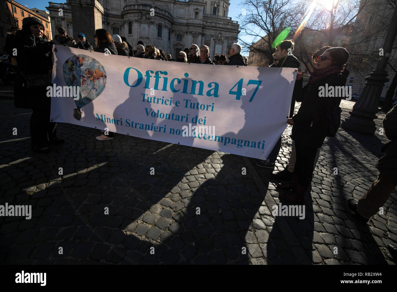 Rom, Italien. 06 Jan, 2019. Foto Carlo Lannutti/LaPresse 01-06 - 2019 Rom, Italien, Chronik. Sonntag, den 6. Januar in Rom eine Garnison, sofort einen sicheren Hafen der 49 Migranten von Sea Watch und Meer Auge im Bild sicher: Die Garnison in dem Quadrat der Esquilin Credit: LaPresse/Alamy leben Nachrichten Stockfoto