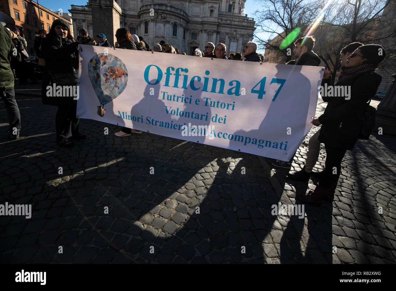 Rom, Italien. 06 Jan, 2019. Foto Carlo Lannutti/LaPresse 01-06 - 2019 Rom, Italien, Chronik. Sonntag, den 6. Januar in Rom eine Garnison, sofort einen sicheren Hafen der 49 Migranten von Sea Watch und Meer Auge im Bild sicher: Die Garnison in dem Quadrat der Esquilin Credit: LaPresse/Alamy leben Nachrichten Stockfoto