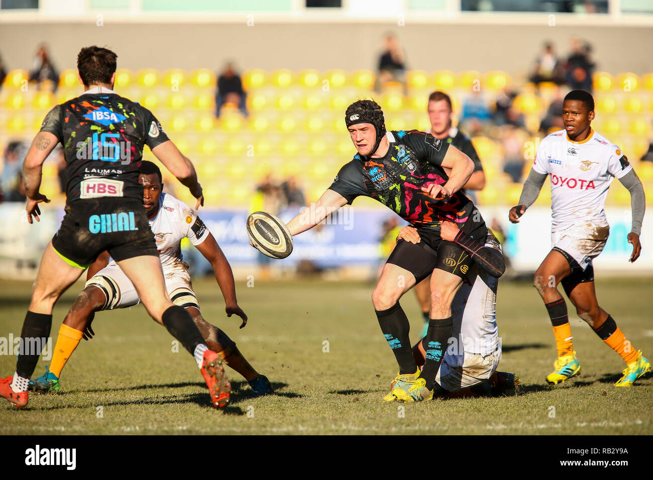 Parma, Italien. 6. Januar, 2019. Zebre Wing's Jamie Elliot versucht, eine Offload für seinen Mannschaftskameraden Edoardo Padovani im Spiel gegen den Geparden in GuinnessPro 14 © Massimiliano Carnabuci/Alamy leben Nachrichten Stockfoto