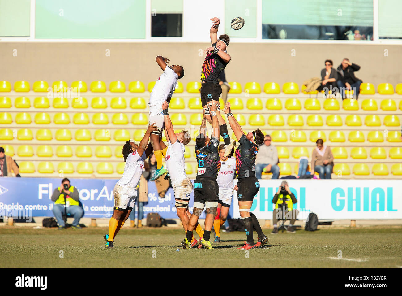 Parma, Italien. 6. Januar, 2019. Die flanker Zebre Giovanni Licata nimmt den Ball in der Note im Spiel gegen den Geparden in GuinnessPro 14 © Massimiliano Carnabuci/Alamy leben Nachrichten Stockfoto