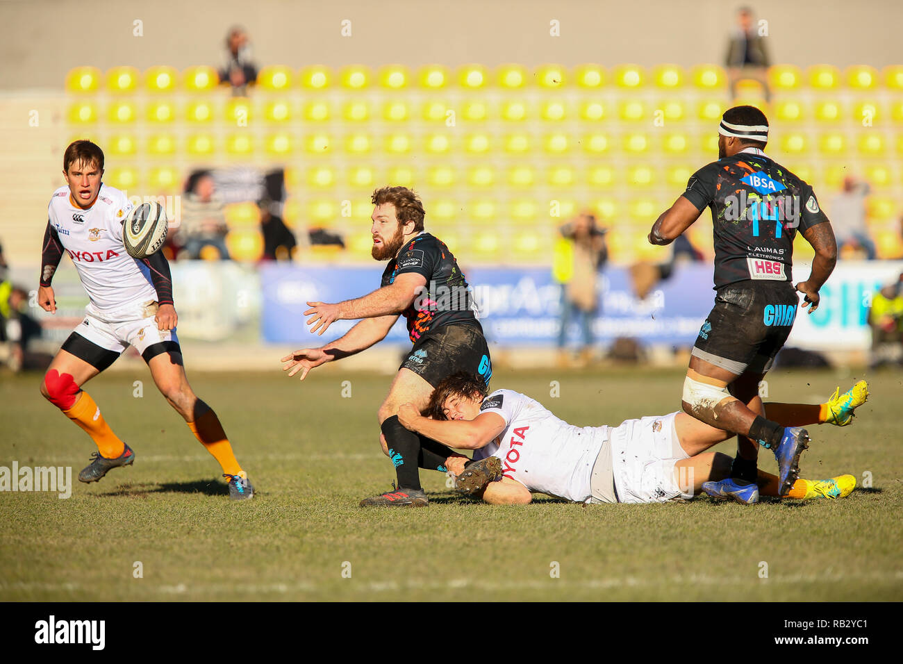 Parma, Italien. 6. Januar, 2019. Zebre der inneren Mitte Nicolas De Battista passt den Ball nach einer im Spiel gegen den Geparden in GuinnessPro 14 © Massimiliano Carnabuci/Alamy Leben Nachrichten anpacken Stockfoto
