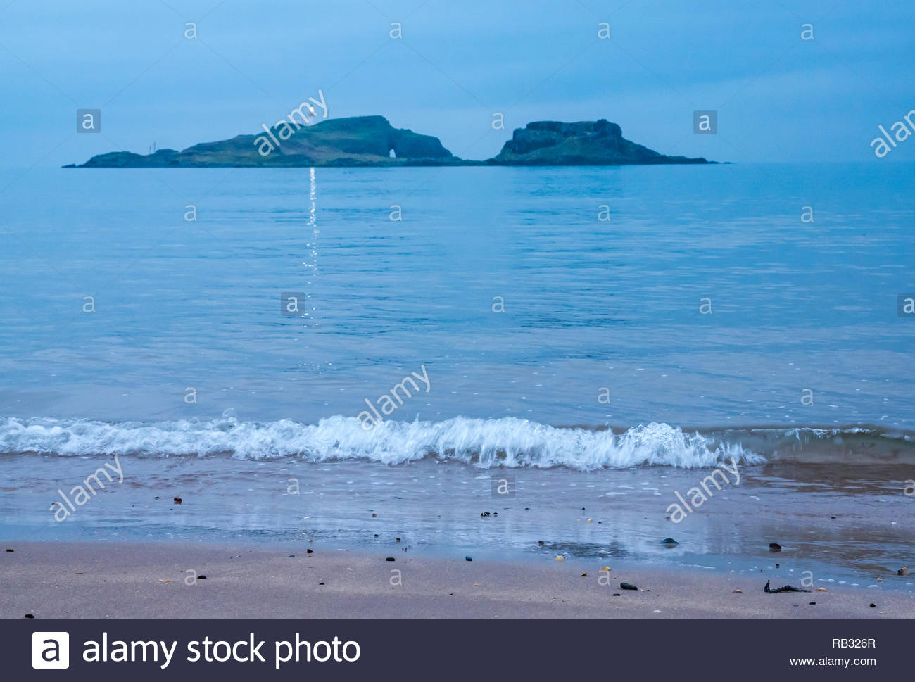 Laser Entfernungsmesser Wasseroberfläche : Reflected beam stockfotos & bilder alamy