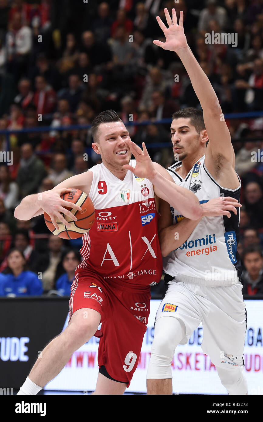 Mailand, Italien. 06 Jan, 2019. Foto Claudio Grassi - LaPresse 06 Maggio 2005 2019 Assago, Milano (Italia) Sport Warenkorb Serie A Postemobile Warenkorb 2018-2019 AX Armani Exchange Olimpia Milano - Dolomiti Energia Trentino Nella Foto: Dairis Bertans (#9 AX Armani Exchange Milano) vs Diego Flaccadori (#12 Dolomiti Energia Trentino) Credit: LaPresse/Alamy leben Nachrichten Stockfoto