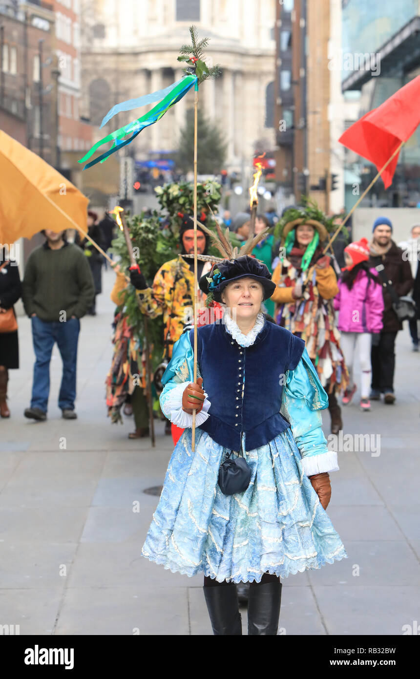 London, Großbritannien. 06 Jan, 2019. Zwölfte Nacht feiern am 6. Januar in der Bankside Gegend von London. Die erstaunliche Holly Mensch ist über die Millennium Bridge zu Shakespeare's Globe geleitet. Credit: Monica Wells/Alamy leben Nachrichten Stockfoto