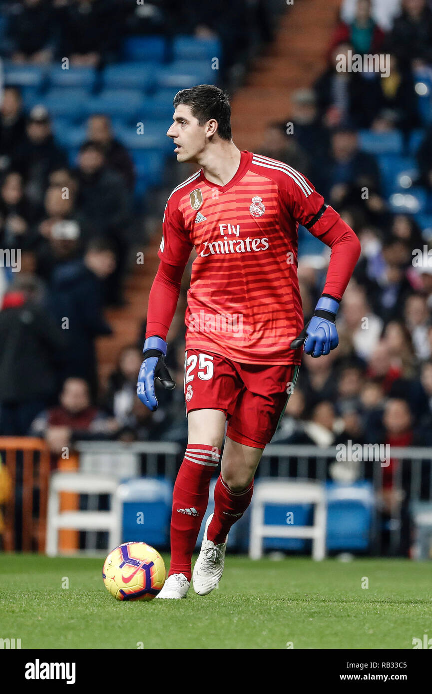 Madrid, Spanien. 06 Jan, 2019. Liga Fußball, Real Madrid gegen Real Sociedad; Thibaut Courtois (Real Madrid), die in Aktion während des Spiels Credit: Aktion plus Sport/Alamy Live News Credit: Aktion Plus Sport Bilder/Alamy leben Nachrichten Stockfoto