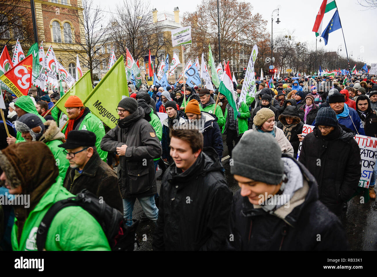 Budapest, Ungarn. 5 Jan, 2019. Demonstranten gesehen halten Fahnen marschieren bei einem Protest am Heldenplatz gegen das kürzlich verabschiedete Arbeitsrecht bekannt als Slave Gesetz eingeführt von der ungarische Ministerpräsident Viktor Orban. Seit Dezember 2018, Ungarn gingen auf die Straße für mehr als eine Woche gegen das neue Arbeitsrecht und die Einführung eines neuen parallelen Court System protestieren. Credit: Omar Marques/SOPA Images/ZUMA Draht/Alamy leben Nachrichten Stockfoto