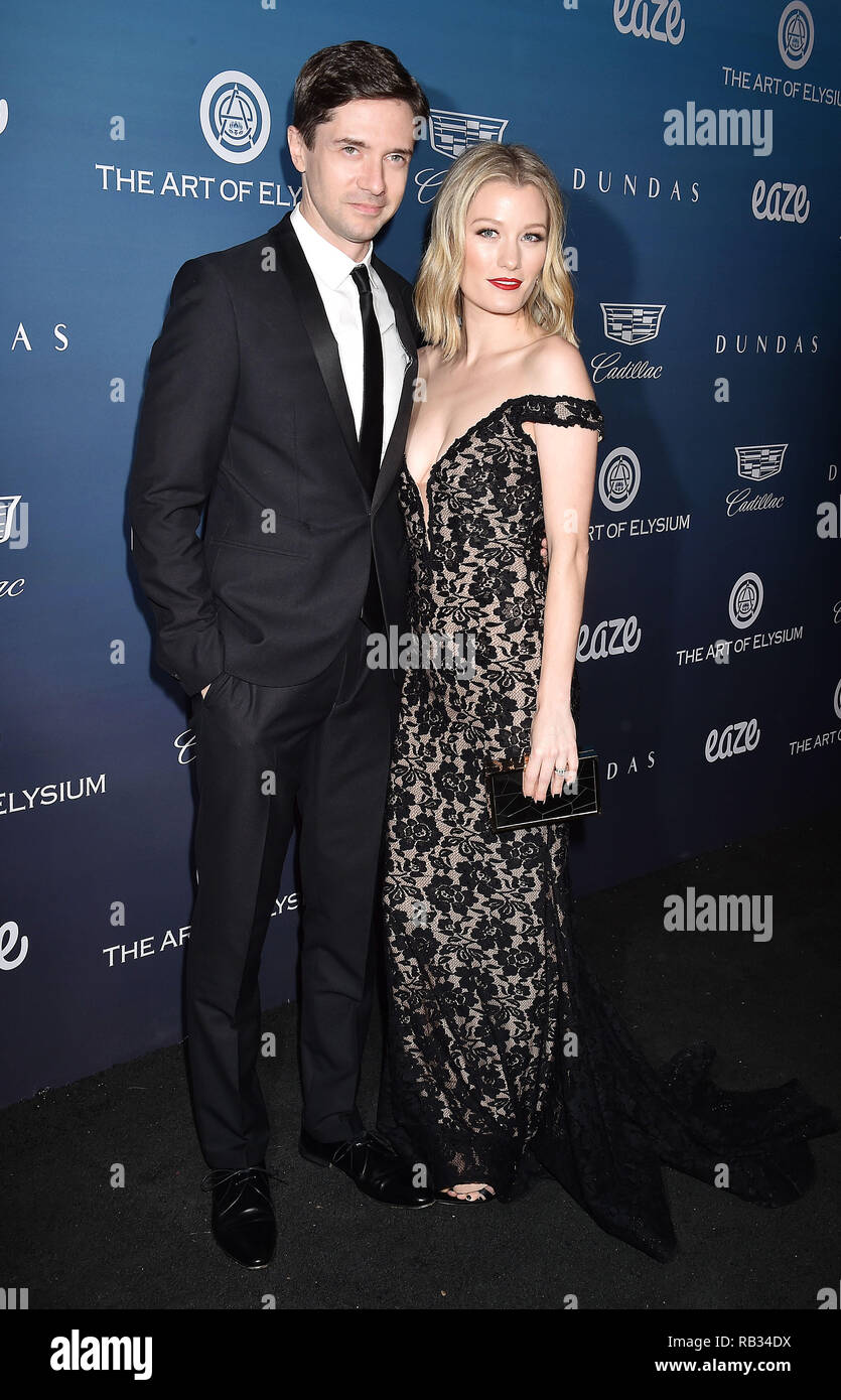 Los Angeles, USA. 5. Januar 2019. Topher Grace (L) und Ashley Gnade teilnehmen Michael Muller ist der Himmel, durch die Kunst der Elysium an einem privaten Ort, vorgelegt am 5. Januar 2019 in Los Angeles, Kalifornien. Quelle: Jeffrey Mayer/Alamy leben Nachrichten Stockfoto