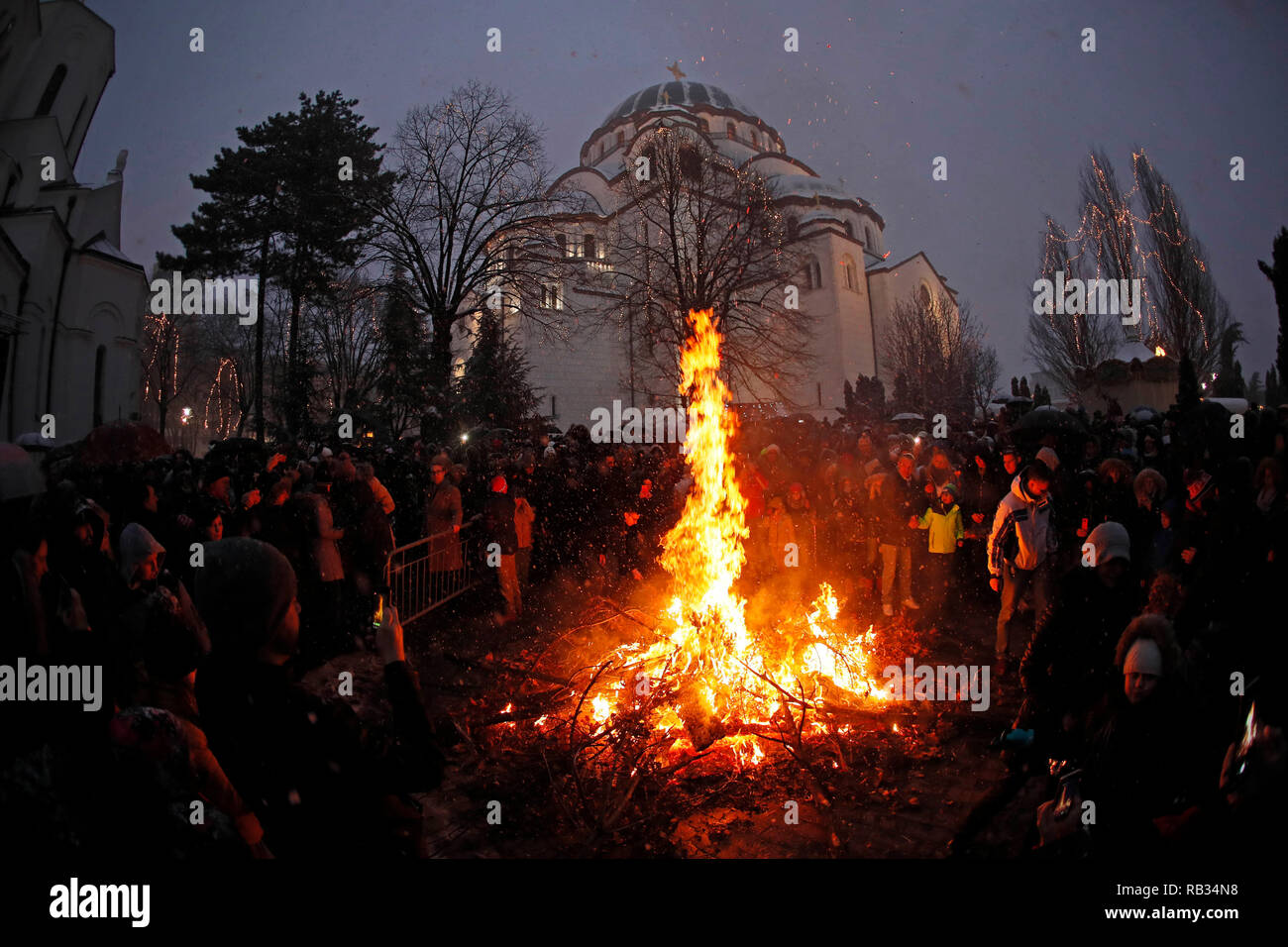 Belgrad Serbien 6 Januar 2019 Leute Verbrennen Eiche Zweige Als Traditionelle Zeremonie Auf Der Orthodoxen Heiligabend Vor Der St Sava Serbisch Orthodoxe Kirche In Belgrad Serbien Jan 6 2019 Getrocknet Die Orthodoxen Christen