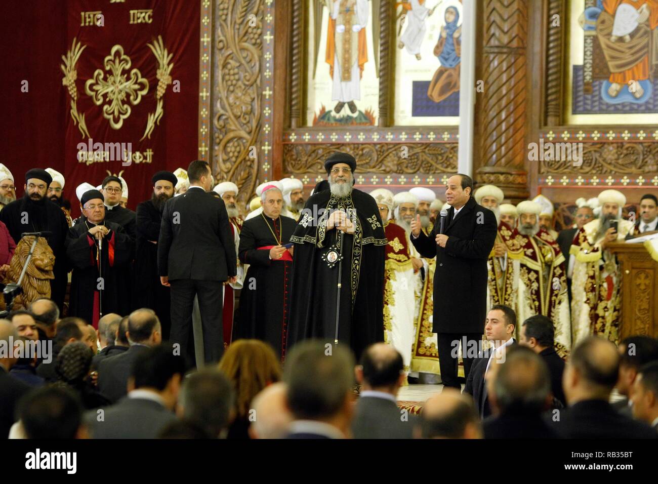 Kairo, Ägypten. 06 Jan, 2019. Ägyptischen Präsidenten Abdel Fattah el-Sisi (R) liefert eine Rede, neben Papst Tawadros II von Alexandrien und Patriarch des Sitzes von St. Mark, während der Einweihung der neuen Orthodoxen Kathedrale der Geburt und vor der koptisch-orthodoxen Weihnachtsmesse, statt nach dem Orthodoxen Kalender. Credit: Ahmed Waldemar/dpa/Alamy leben Nachrichten Stockfoto