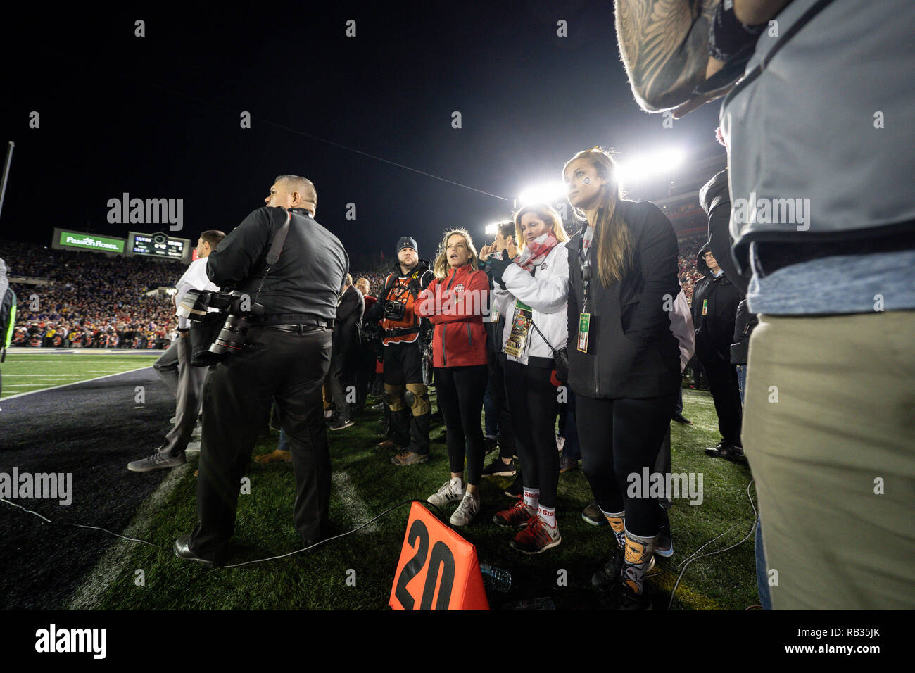 Pasadena, CA. 01 Jan, 2019. Ohio State Buckeyes Haupttrainer städtischer Meyer Frau Shelley und Gäste warten auf das Spiel während der Washington Schlittenhunde zu Ende vs Ohio State Buckeyes im Rose Bowl in Pasadena, Ca. Am 01 Januar, 2019 (Foto von Jevone Moore) Credit: Csm/Alamy leben Nachrichten Stockfoto