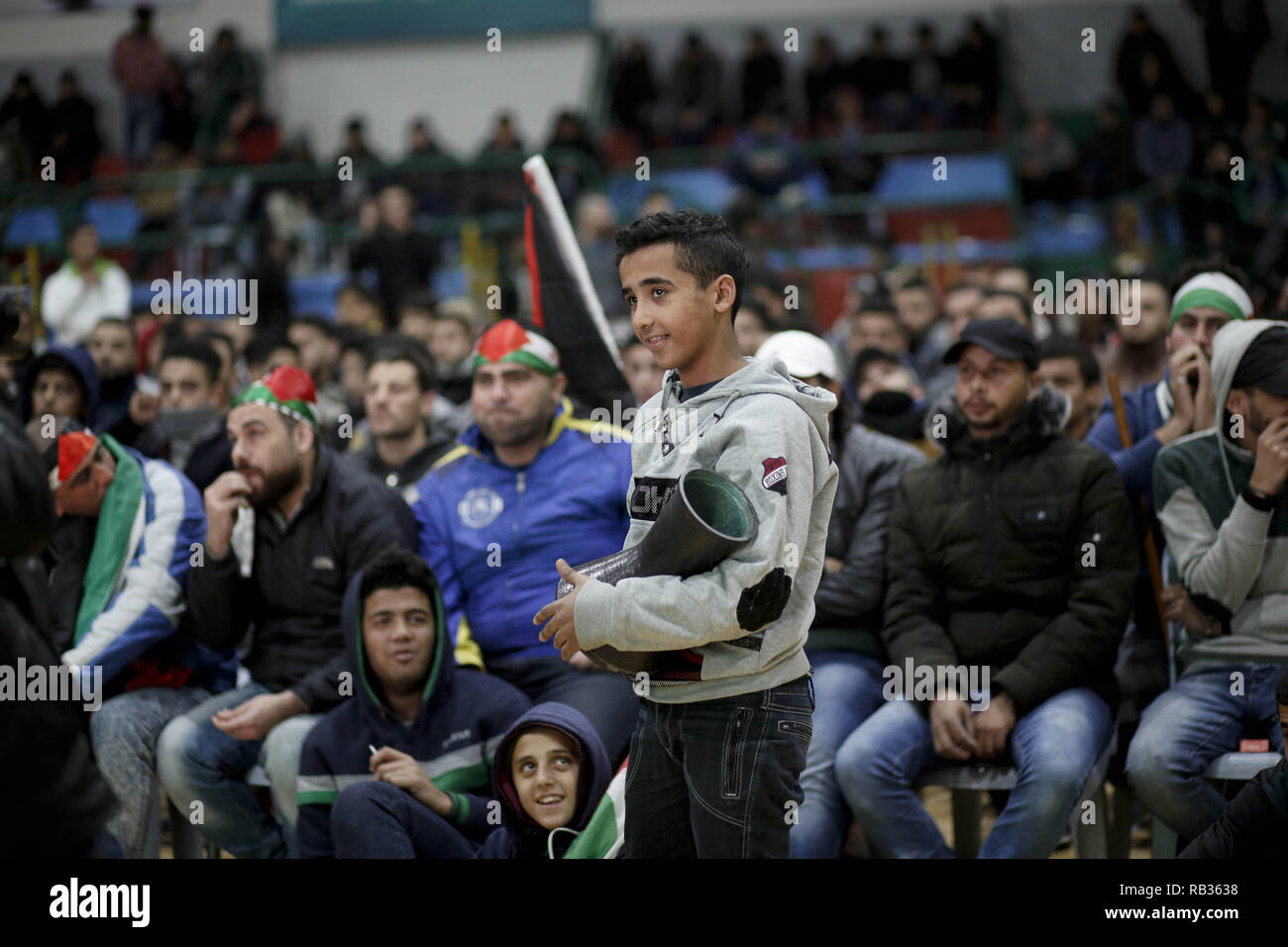 Gaza, Palästina. 6. Januar, 2019. Fans so eifrig während des Spiels gesehen. Palästinensischen fans beobachten Sie die 2019 AFC Asian Cup Gruppe B Fußball-Spiel auf dem Bildschirm zwischen Syrien und Palästina in Gaza Stadt. Credit: Mohamed Zarandah/SOPA Images/ZUMA Draht/Alamy leben Nachrichten Stockfoto