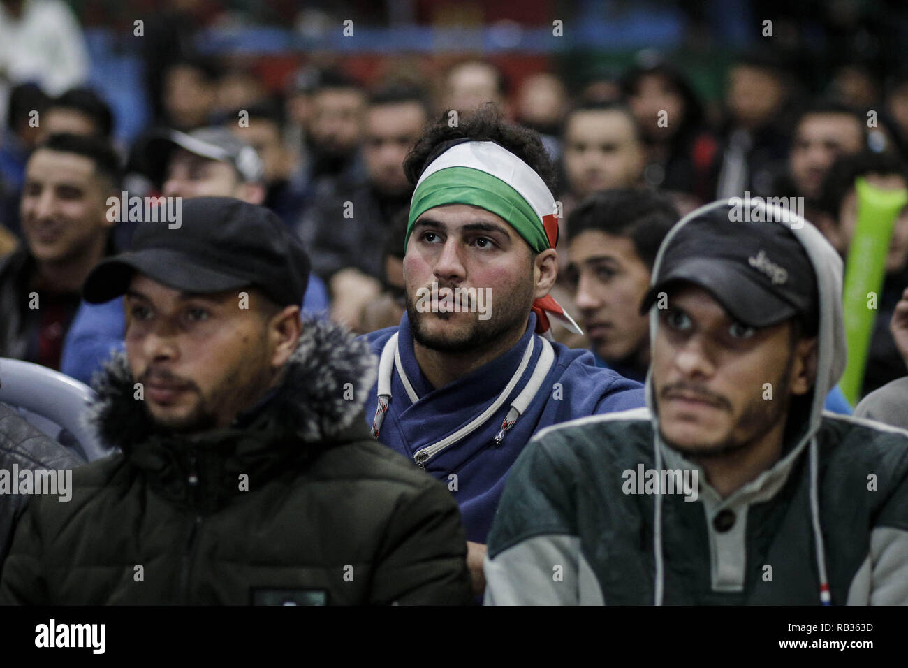 Gaza, Palästina. 6. Januar, 2019. Fans so eifrig während des Spiels gesehen. Palästinensischen fans beobachten Sie die 2019 AFC Asian Cup Gruppe B Fußball-Spiel auf dem Bildschirm zwischen Syrien und Palästina in Gaza Stadt. Credit: Mohamed Zarandah/SOPA Images/ZUMA Draht/Alamy leben Nachrichten Stockfoto