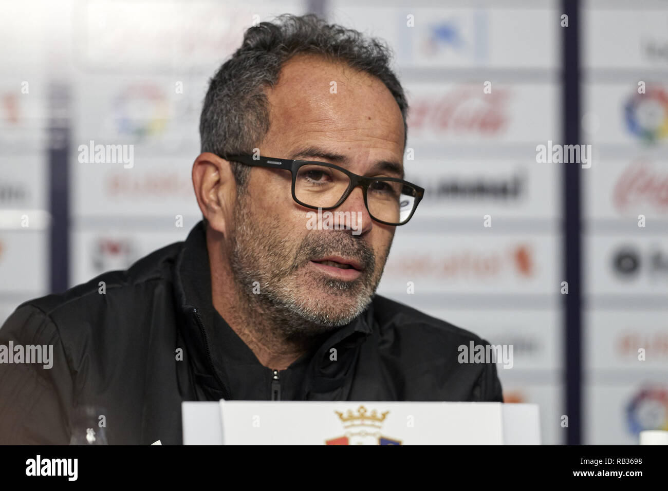 Pamplona, Spanien. 6. Januar, 2019. Alvaro Cervera (Trainer; Cádiz CF) beobachtet, als er während der spanischen Fußball der Liga 123, Übereinstimmung zwischen CA Osasuna und Cadiz CF Sadar Stadium, in Pamplona (Navarra), Spanien. Credit: Fernando Pidal/SOPA Images/ZUMA Draht/Alamy leben Nachrichten Stockfoto