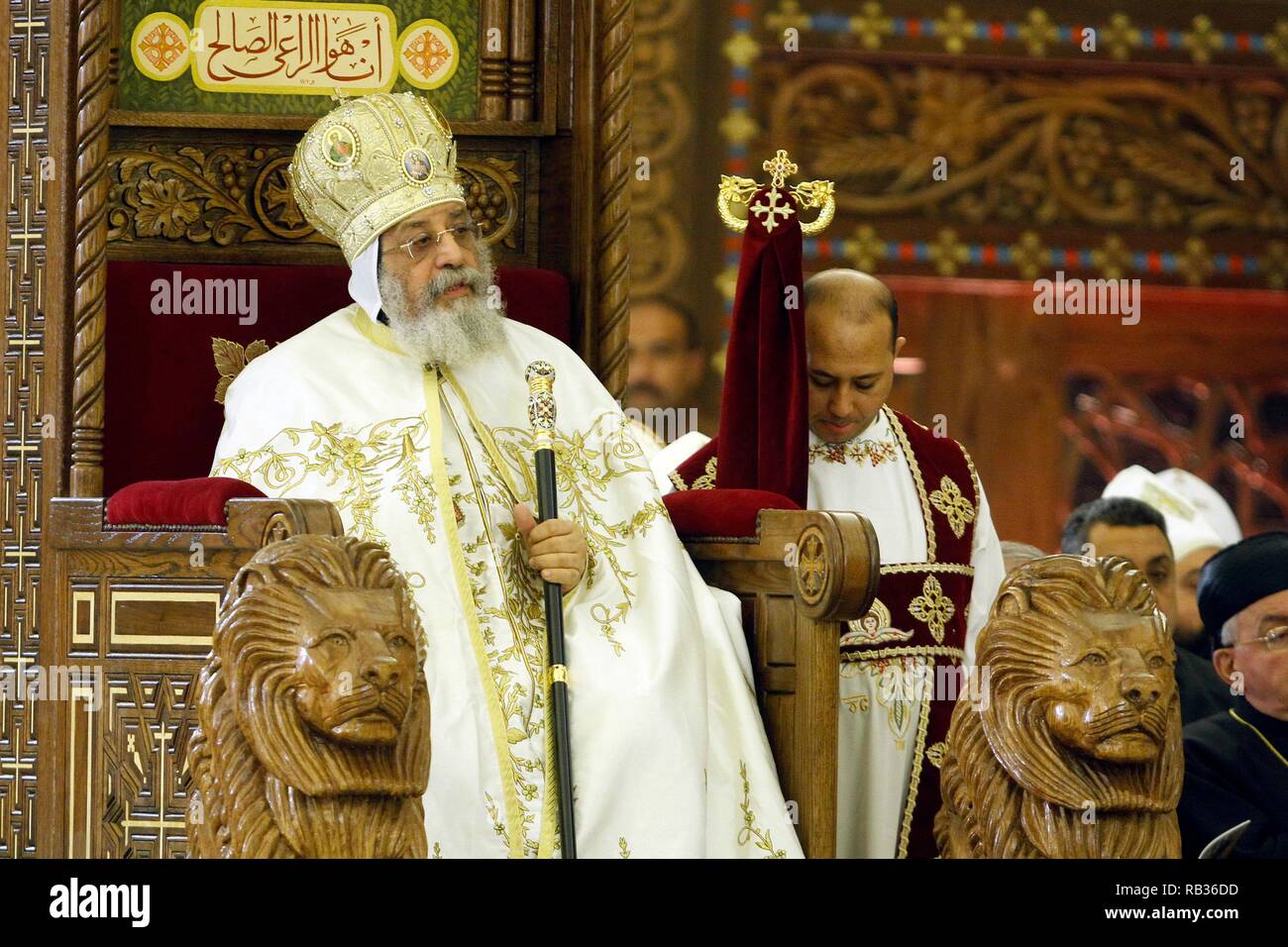 Kairo, Ägypten. 06 Jan, 2019. Papst Tawadros II von Alexandrien und Patriarch des Sitzes von St. Markus, besucht die Koptische Orthodoxe Heiligabend Gottesdienst in der Kathedrale von der Geburt Christi in der neuen Hauptstadt. Credit: Ahmed Waldemar/dpa/Alamy leben Nachrichten Stockfoto