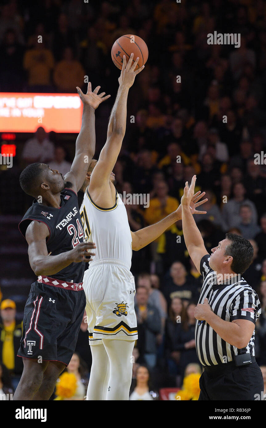 Wichita, Kansas, USA. 06 Jan, 2019. In der Konferenz opener Wichita Zustand Shockers, Jaime Echenique (21) gewinnt den Tipp von Bügel-eulen Zentrum Ernest Aflakpui (24) während der NCAA Basketball Spiel zwischen dem Tempel Eulen und die Wichita State Shockers an Charles Koch Arena in Wichita, Kansas. Kendall Shaw/CSM/Alamy leben Nachrichten Stockfoto
