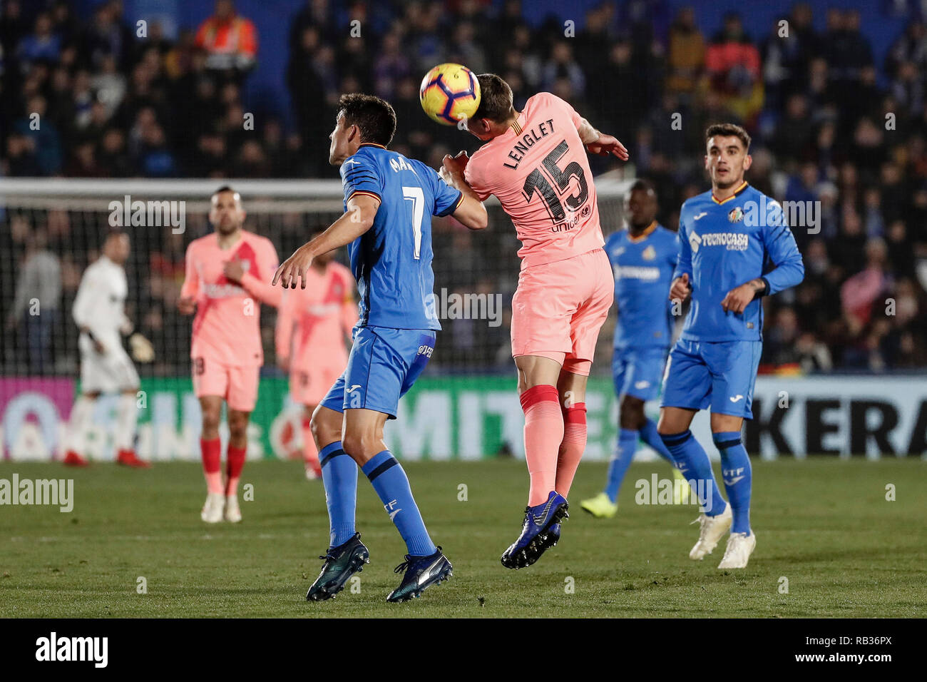 Getafe, Spanien. 6. Januar, 2019. Liga Fußball, Getafe gegen Barcelona; Jaime Mata (Getafe CF) gewinnt den Header von Clement Lenglet (FC Barcelona) Credit: Aktion plus Sport/Alamy leben Nachrichten Stockfoto